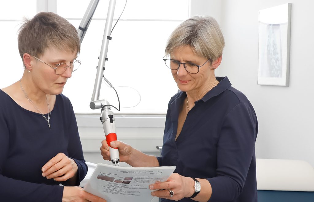 Hautärtzinnen in Ordination der 360-Dermatologie